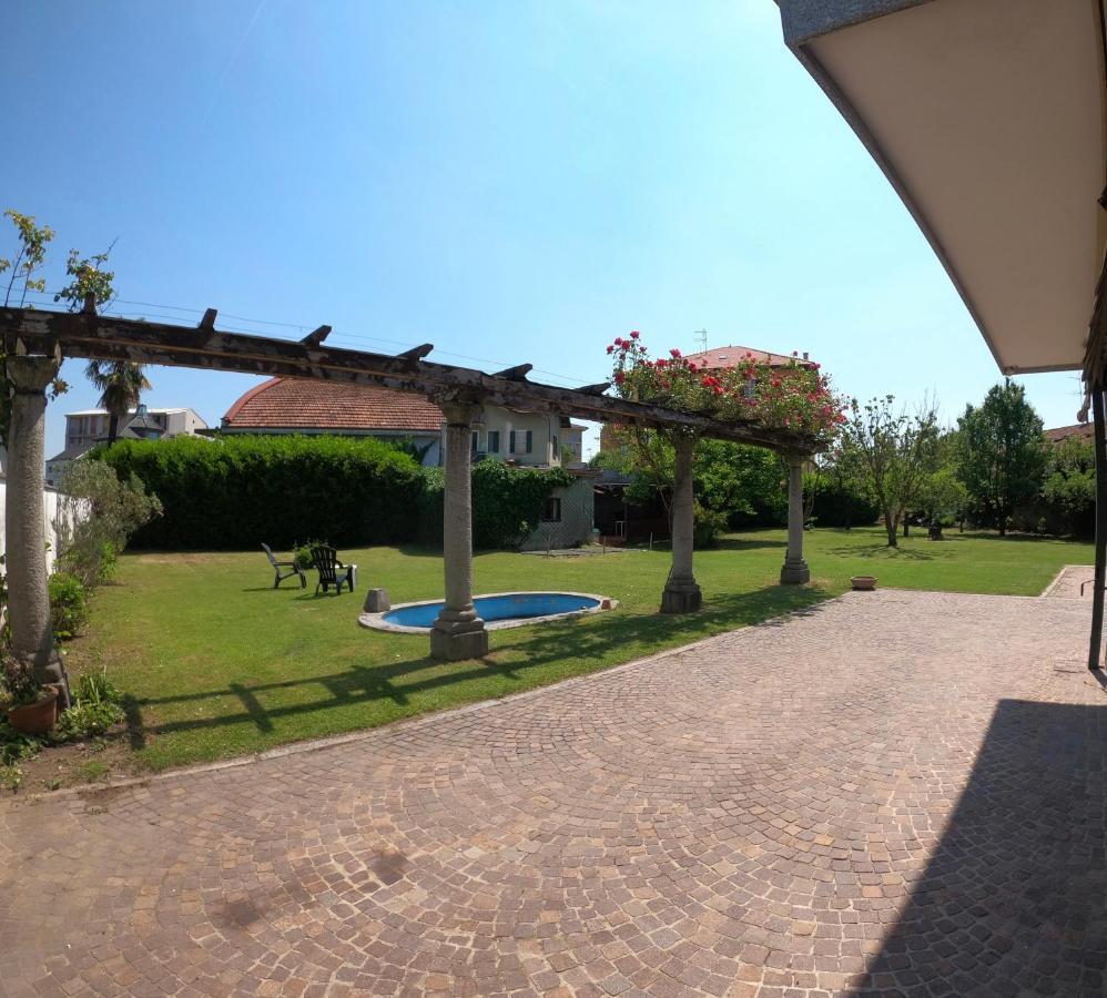Bella Vita Guesthouse -Parcheggio Privato Interno Arona Exterior foto