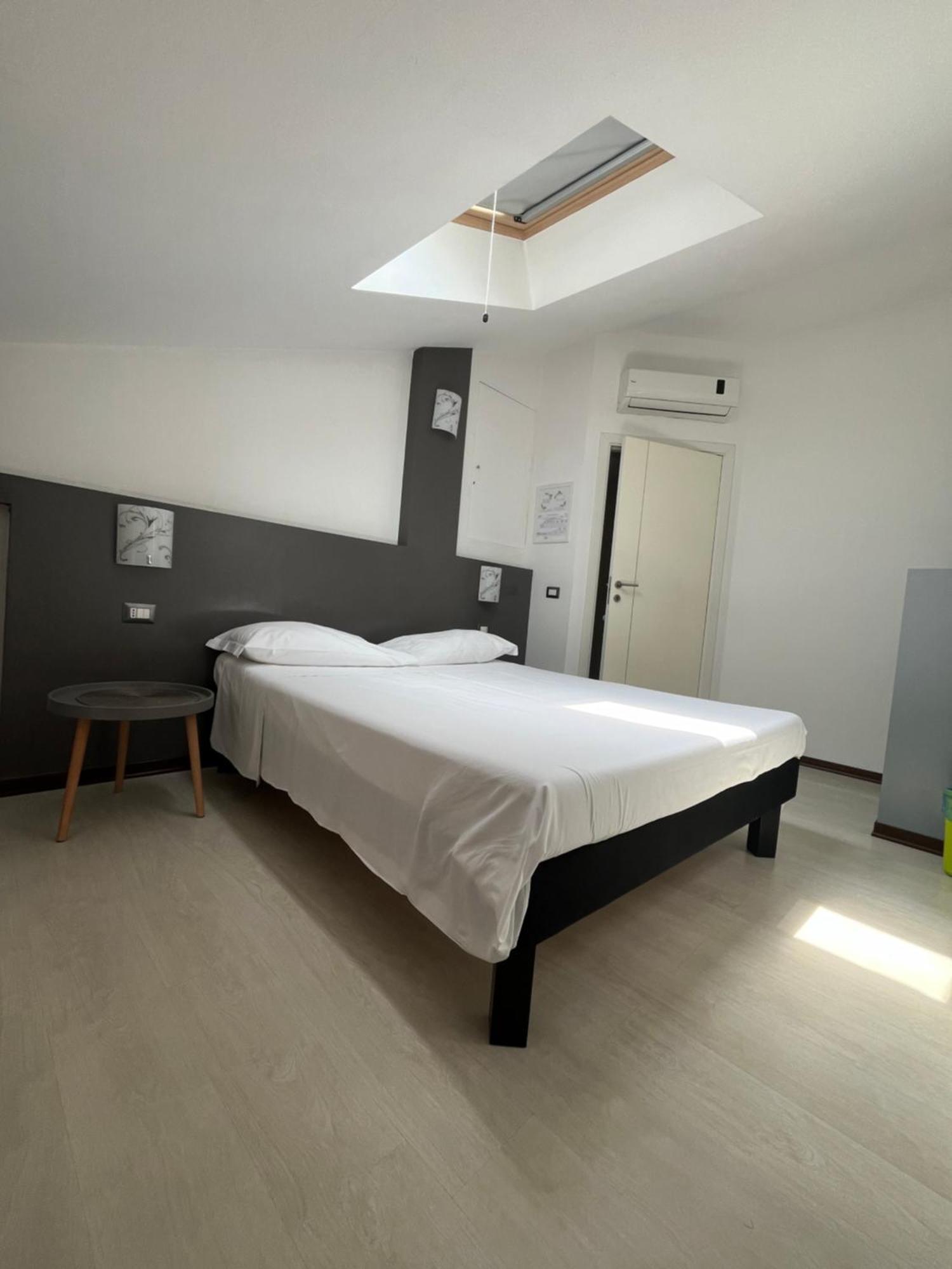 Bella Vita Guesthouse -Parcheggio Privato Interno Arona Exterior foto